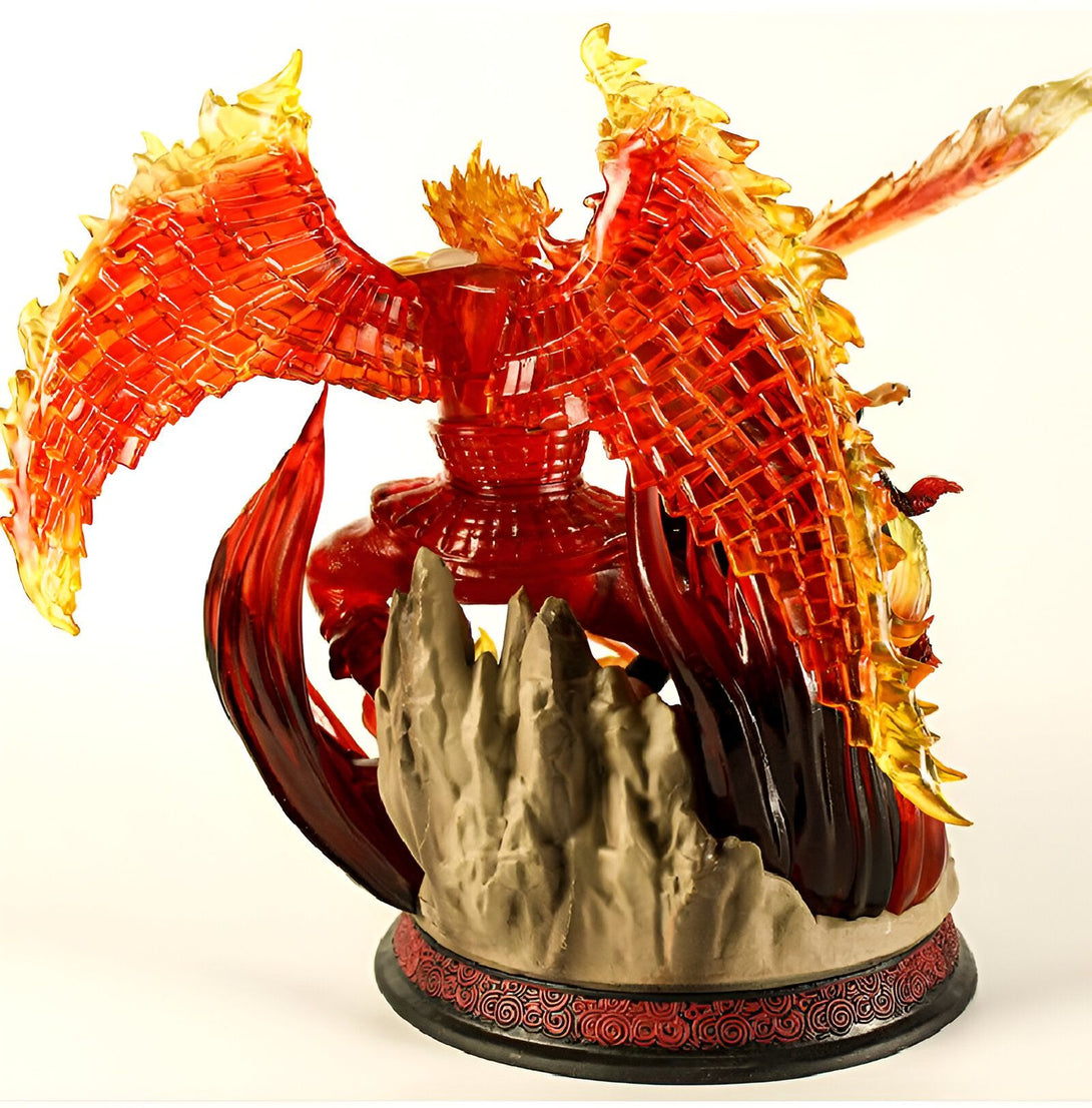 Statue de Naruto en mode "Sushânō", avec ses ailes de feu et son épée. La statue est posée sur une base représentant un rocher.