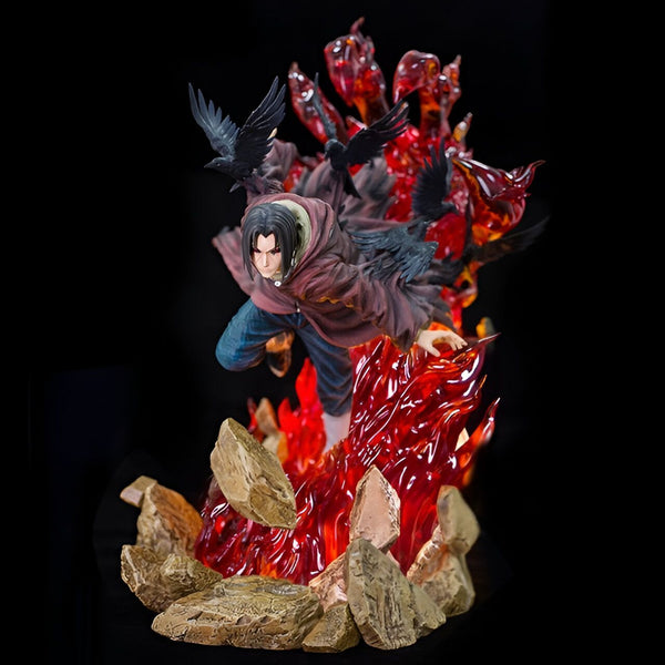 Figurine de Itachi Uchiha de Naruto Shippuden, représentant le personnage entouré de flammes et de corbeaux noirs. La figurine est posée sur un socle rocheux.