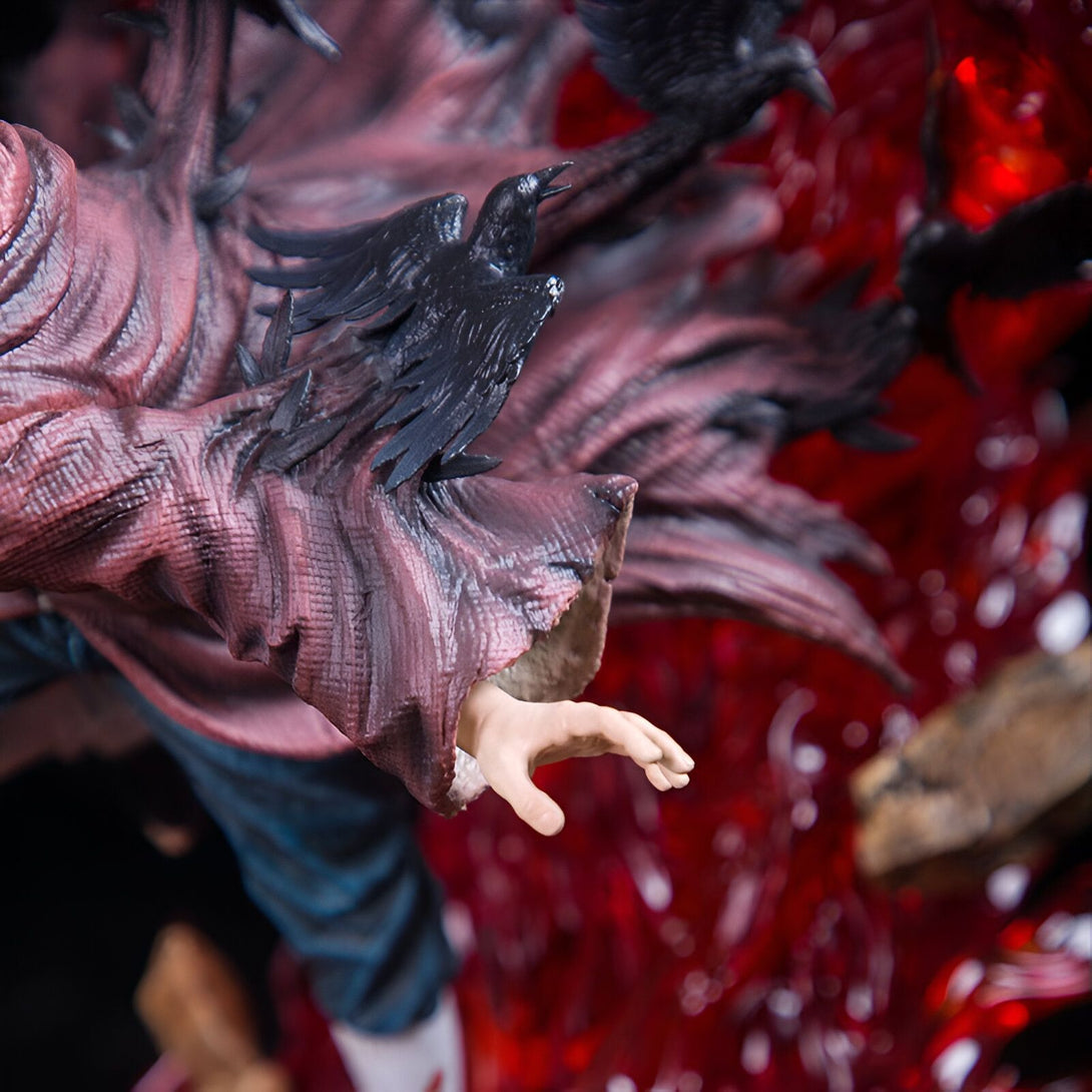 Main de Sasuke Uchiha, personnage de l'anime Naruto, entourée de corbeaux noirs. La main est tendue vers l'avant, avec des détails réalistes de la peau et des ongles. La figure est représentée sur un fond rouge, avec des corbeaux noirs en vol. La figure est issue de la série "Naruto Shippuden" et est une réplique de haute qualité.