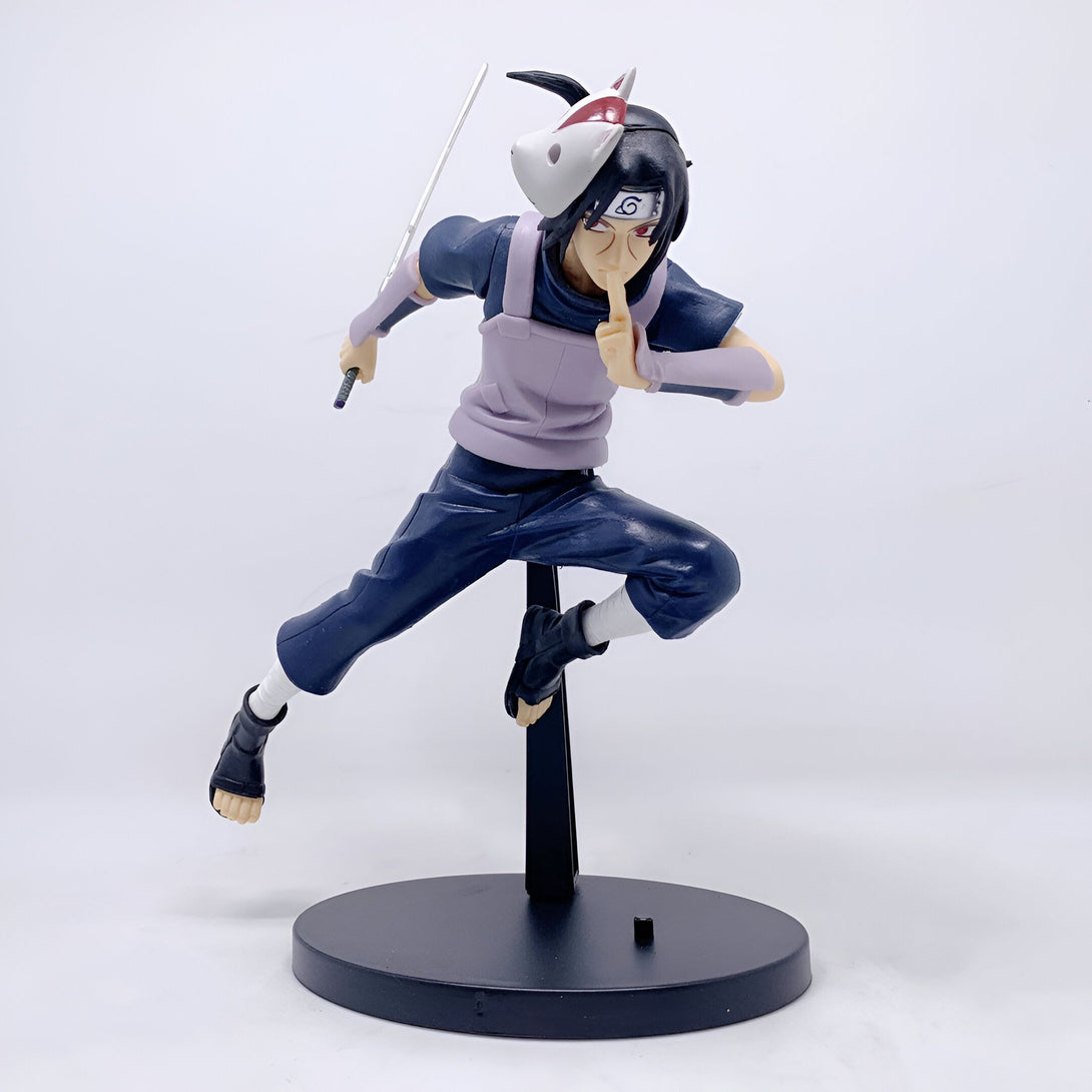 Figur de Kakashi Hatake en tenue de combat, portant son masque de chien et brandissant une épée, sur un socle noir.