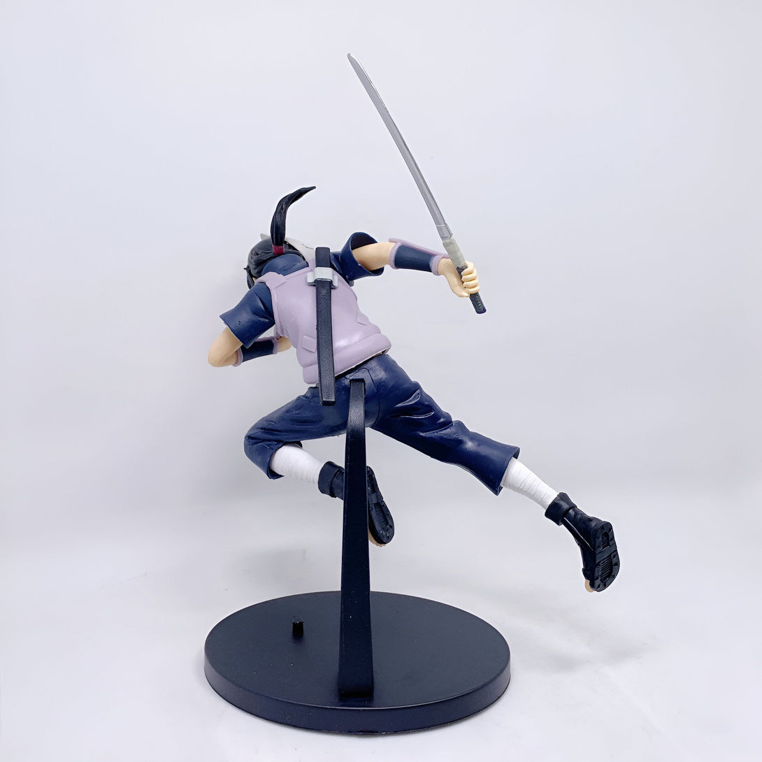 Figure de Naruto Shippuden en PVC, représentant Kakashi Hatake en pleine action, tenant son épée dans sa main droite et se déplaçant rapidement. La figurine est posée sur un socle noir.