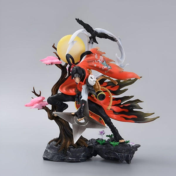 Figurine de Naruto Uzumaki dans une pose dynamique, tenant un shuriken et portant un manteau rouge et noir. Il est placé sur un socle représentant un arbre et des fleurs. Un corbeau noir vole au-dessus de lui.