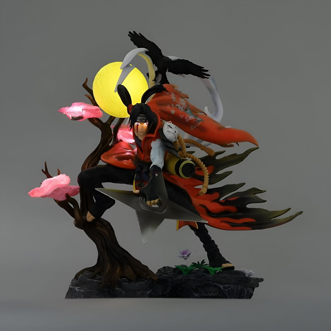 Statue de Naruto Uzumaki en action, vêtu de sa tenue rouge et noire emblématique, brandissant un shuriken. Il est entouré d'un décor inspiré de l'univers Naruto, avec des branches d'arbres, des fleurs et un croissant de lune illuminé. La statue est éclairée par des LEDs intégrées.