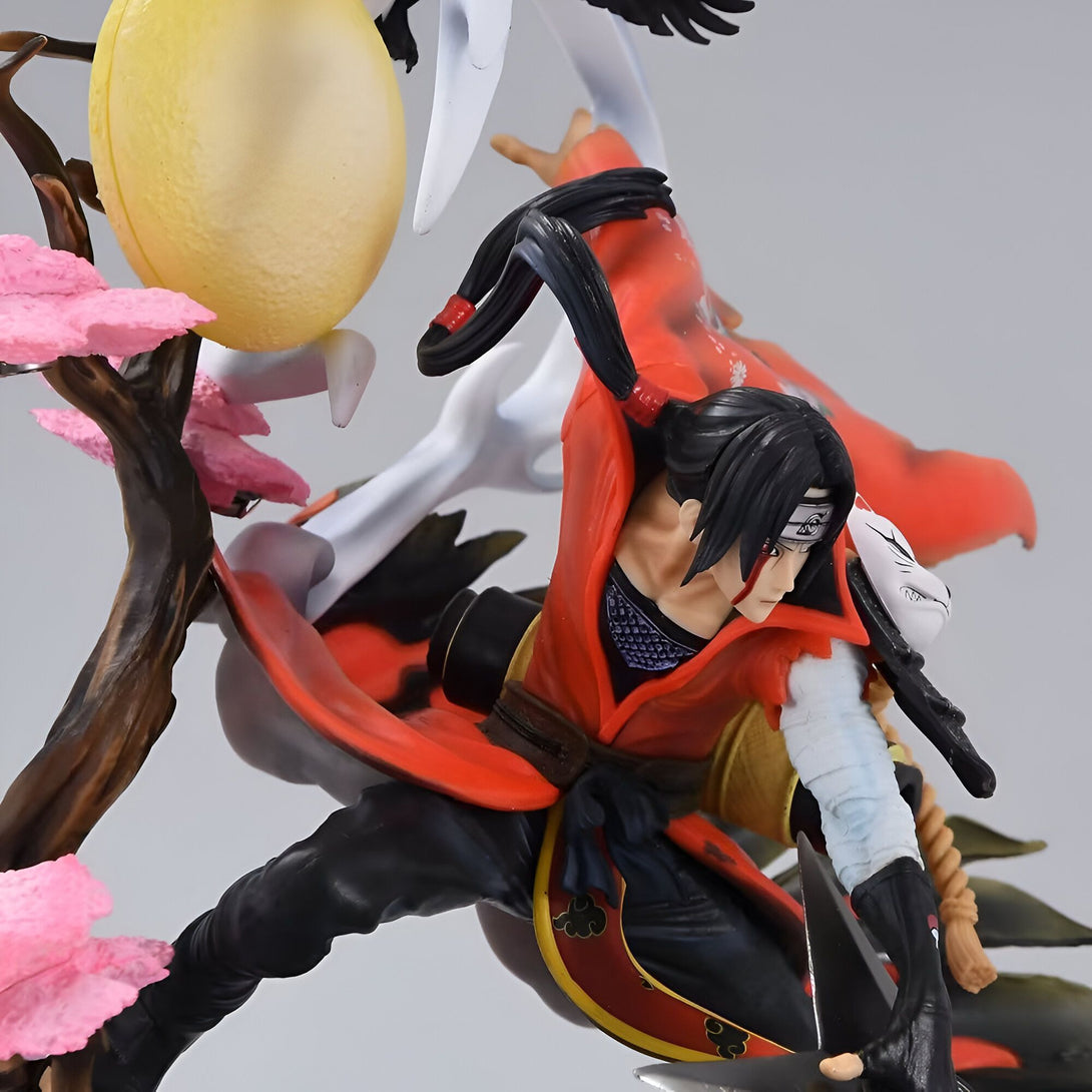 Statue de Naruto Uzumaki dans sa tenue de l'organisation Akatsuki, debout sur un arbre en fleur avec ses lames de chakra. Il est accompagné de son invocateur, un animal blanc à l'apparence d'un hibou.