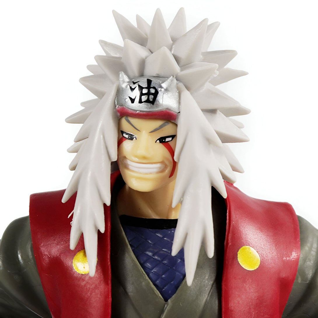Figure de collection de Jiraiya, un personnage de l'anime Naruto, portant une tenue rouge et un bandana sur lequel est inscrit "huile". Il porte une longue barbe blanche et une expression souriante.