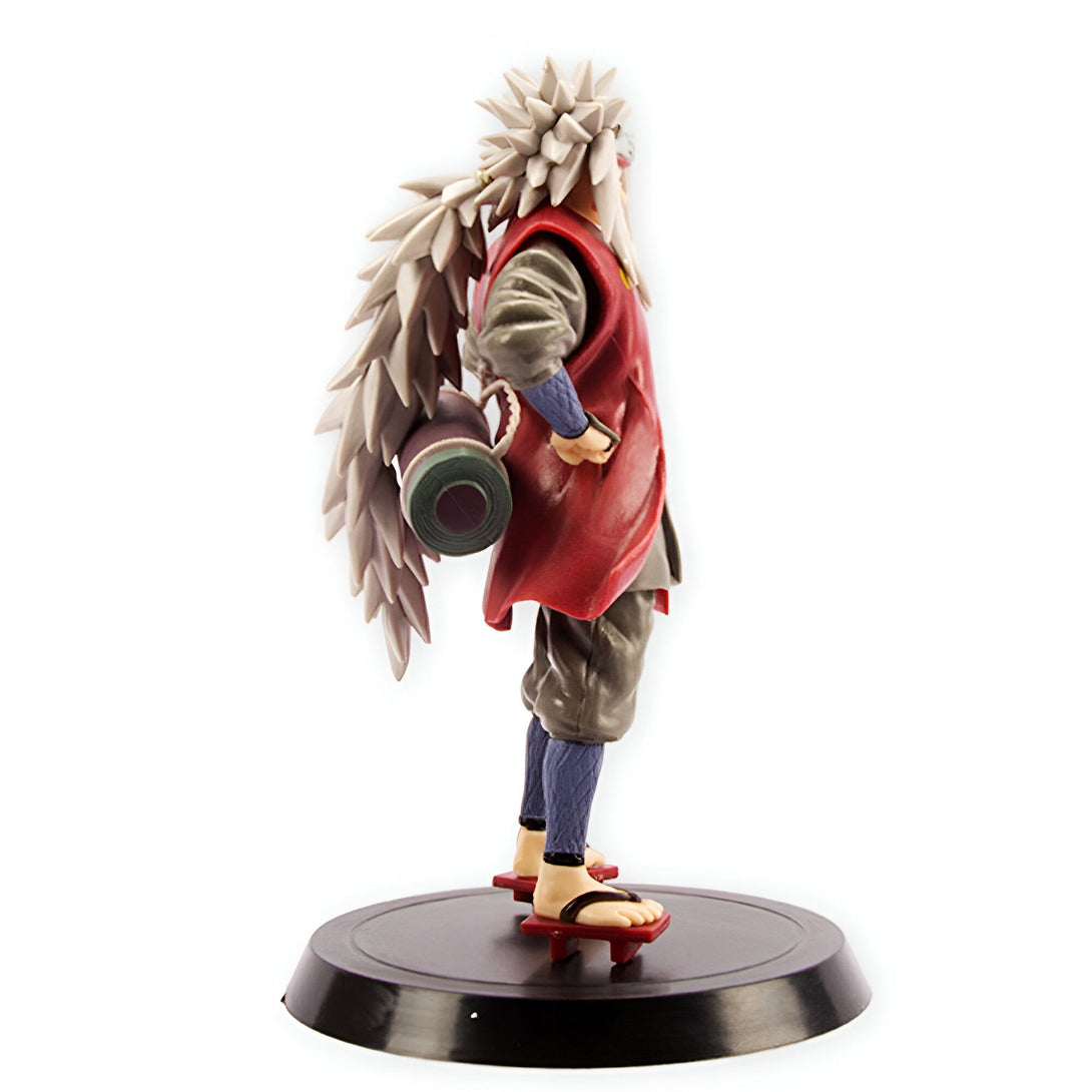 Figurine de Jiraiya de Naruto, portant sa tenue rouge emblématique et ses cheveux blancs distinctifs. Il tient un rouleau dans son dos et se tient sur un socle noir.