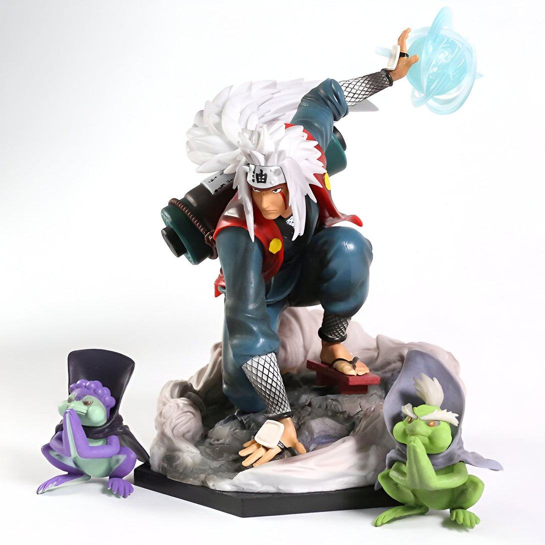 Figurine de Jiraiya de Naruto, un personnage puissant et bien connu de l'anime, dans une pose dynamique. Il tient un orbe bleu dans sa main droite et est entouré de deux grenouilles, les invocations de Jiraiya. La figurine est placée sur une base noire hexagonale avec des effets de fumée.