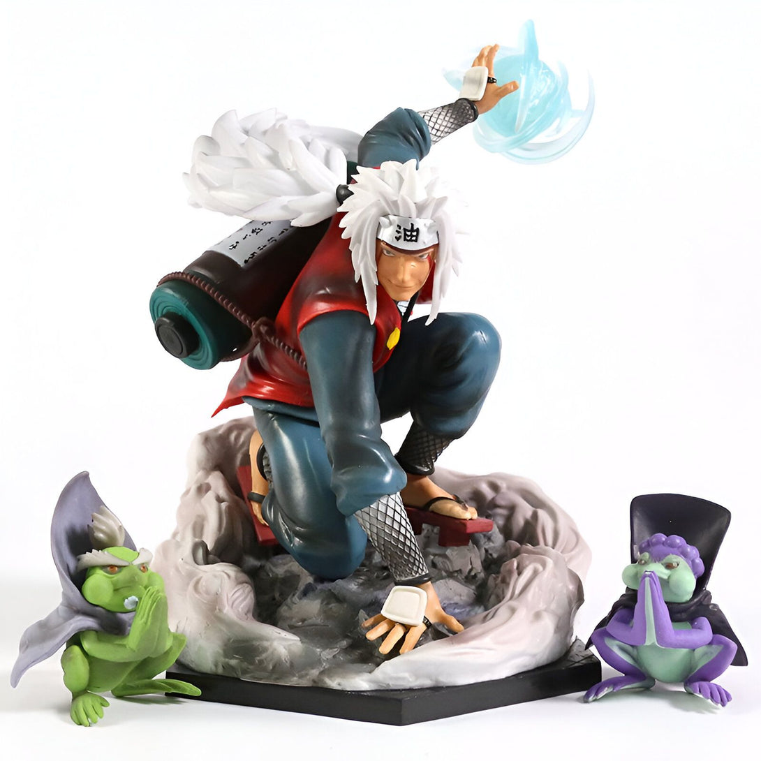 Statue de Jiraiya, un personnage de l'anime Naruto, en position de combat, tenant un parchemin et une sphère d'énergie bleue. Il est entouré de deux figurines de grenouilles, l'une verte et l'autre violette.