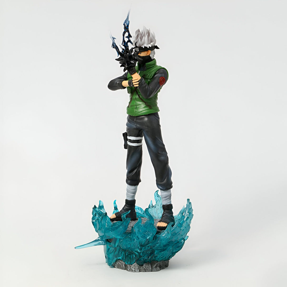 Figur de Kakashi Hatake de Naruto Shippuden debout sur une base de chakra bleu. Il tient ses lames Kusanagi. Collectionnez ce personnage populaire du manga et de l'anime Naruto.