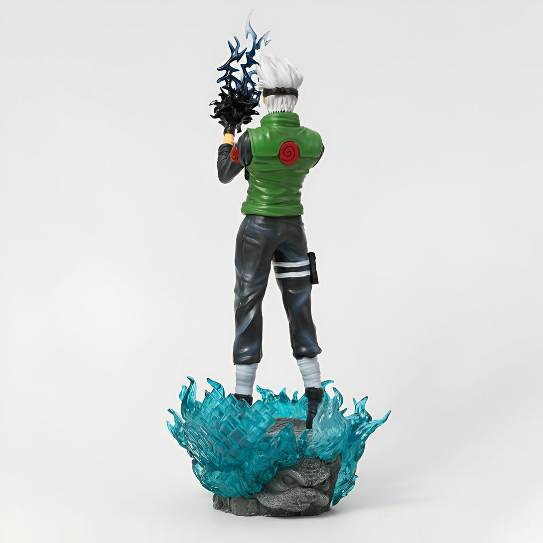 Figurine de Kakashi Hatake de Naruto Shippuden, portant son costume vert, tenant une attaque de foudre dans sa main. Il se tient sur une base de flammes bleues.