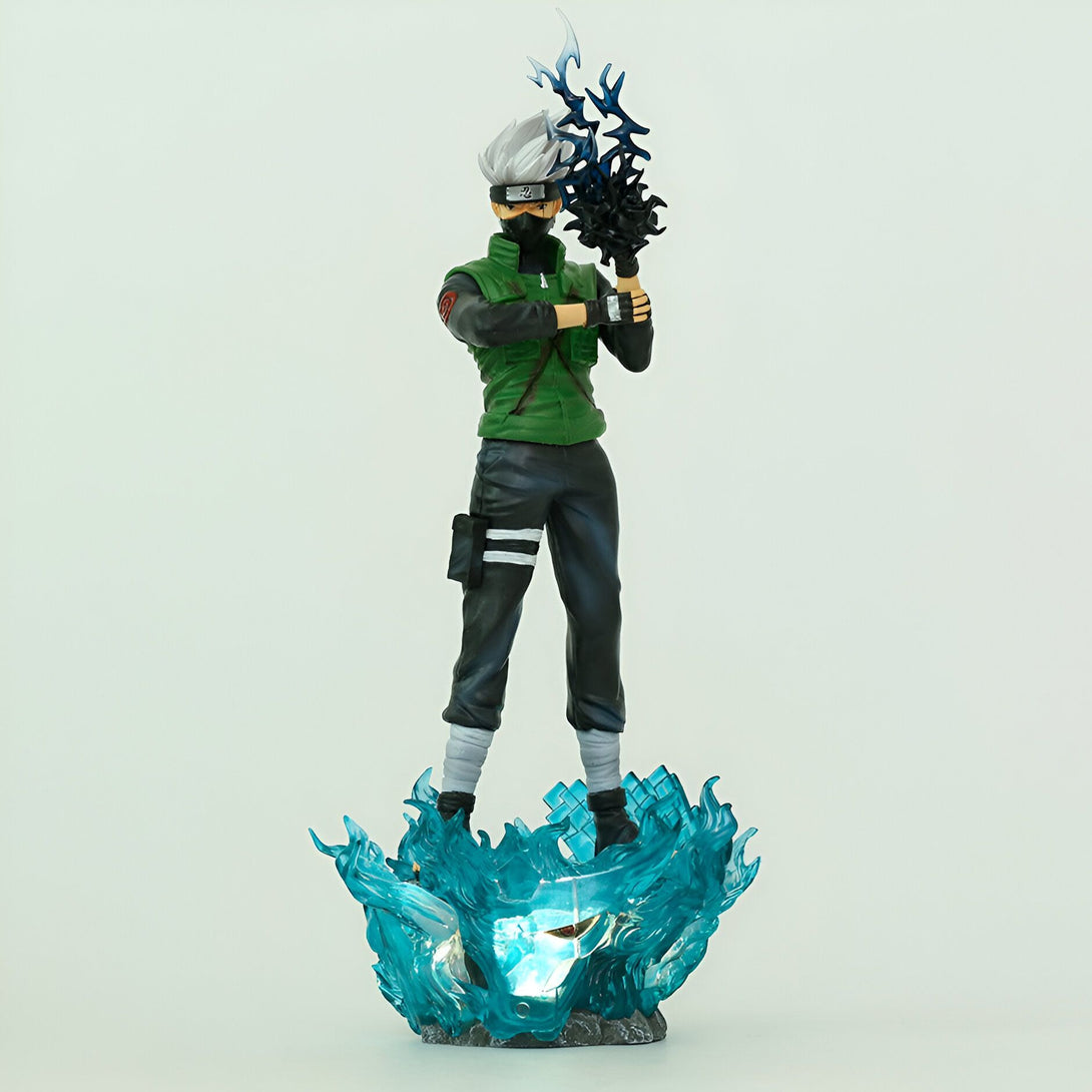 Figure de Naruto Shippuden représentant Kakashi Hatake, le célèbre ninja de Konoha, debout sur un socle représentant le Rasengan.