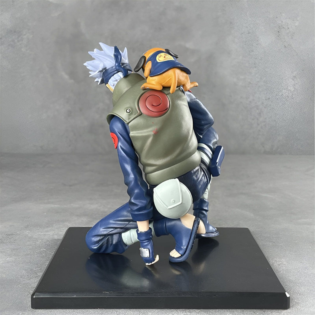 Figure de Kakashi Hatake de Naruto Shippuden avec son chien Pakkun, se tenant sur un socle noir.