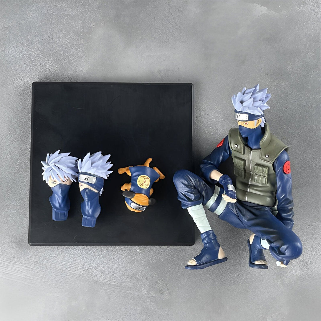 Figurines de Naruto Kakashi Hatake en posture assise avec ses deux Sharingans et son fidèle chien Pakkun.