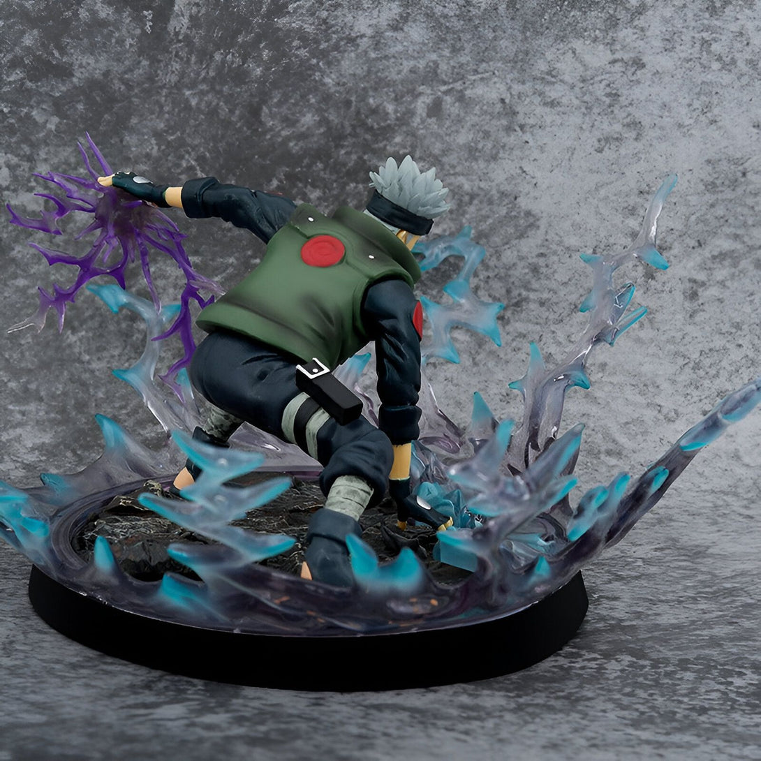 Figure de Kakashi Hatake de Naruto Shippuden, en pose d'attaque avec des éclairs bleus et violets autour de lui.