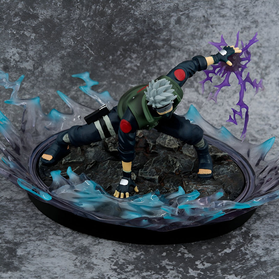 Figurine de Naruto en action, posant sur une base avec des effets de chakra. Il est en train d'utiliser le Rasengan.