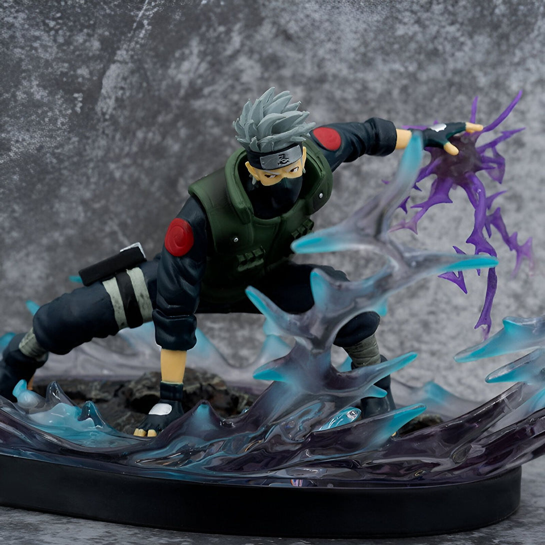 Figur de Kakashi Hatake de Naruto en action, dans une pose dynamique, entouré d'effets spéciaux bleus et violets.