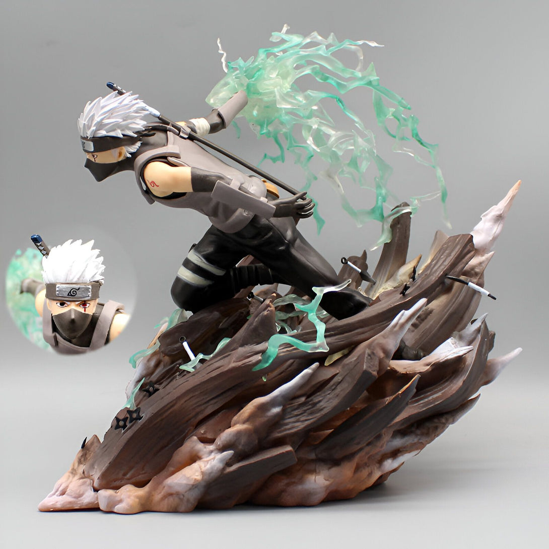 Figure de Kakashi Hatake de Naruto Shippuden, avec un effet d'éclair vert, posant sur un socle en bois. La figurine est détaillée et réaliste, avec des détails précis sur les vêtements et les cheveux de Kakashi. Il est représenté en train de courir et de lancer un éclair vert de ses mains.