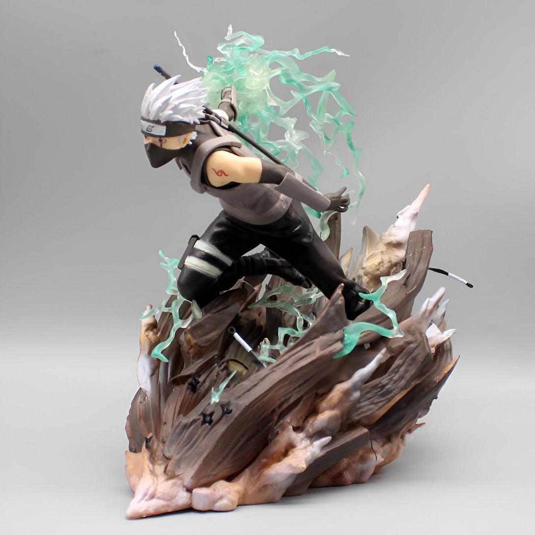 Figur de collection de Kakashi Hatake de Naruto. Kakashi est représenté dans une pose dynamique, avec une attaque de foudre. La figurine est posée sur un socle en bois.