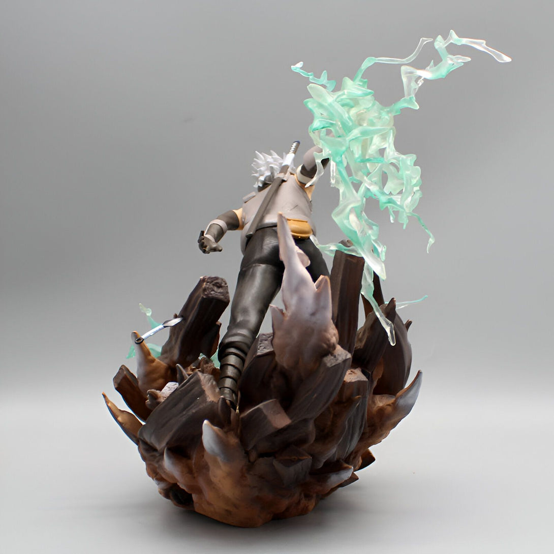 Figur de Kakashi Hatake de Naruto Shippuden, avec son Rasengan vert, debout sur un socle représentant un champ de bataille.