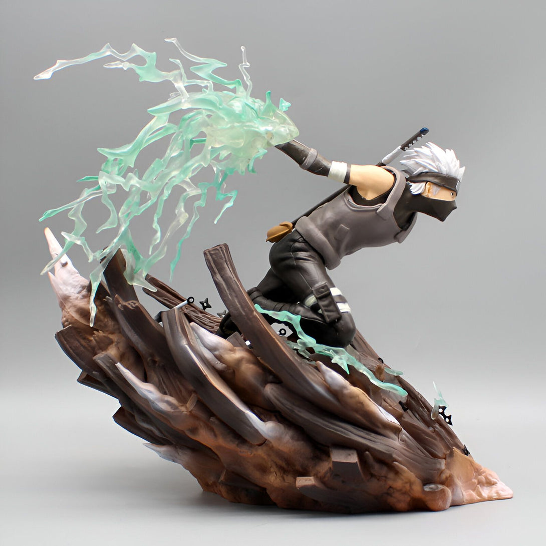 Figurine de Kakashi Hatake de Naruto Shippuden en position d'attaque, avec des effets de foudre verte et une base de rocher.