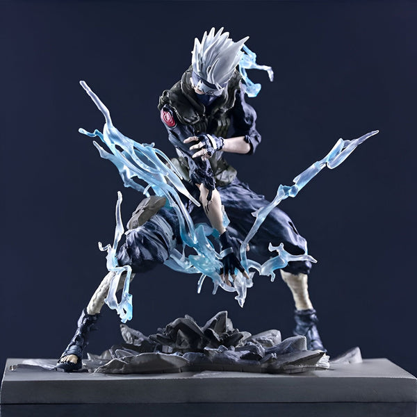 Figurine de Kakashi Hatake de Naruto Shippuden, représentée en train de libérer son Chidori, un jutsu de foudre bleue. La figurine est posée sur un socle en pierre, avec des détails réalistes.