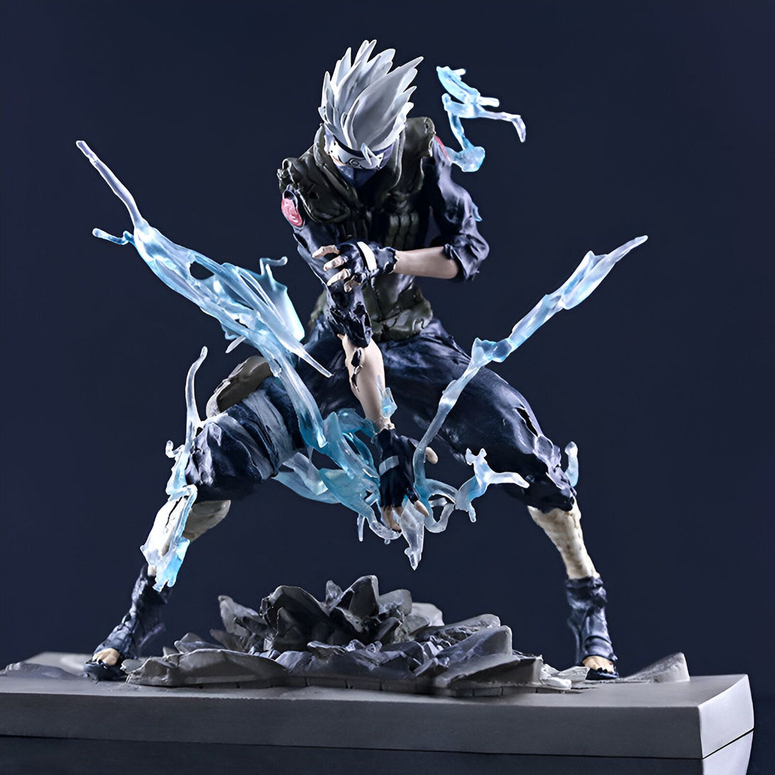 Figurine de Kakashi Hatake du manga Naruto, en pose dynamique, entouré d'éclairs bleus. Il porte son bandeau frontal et son costume de shinobi, avec son Sharingan activé.