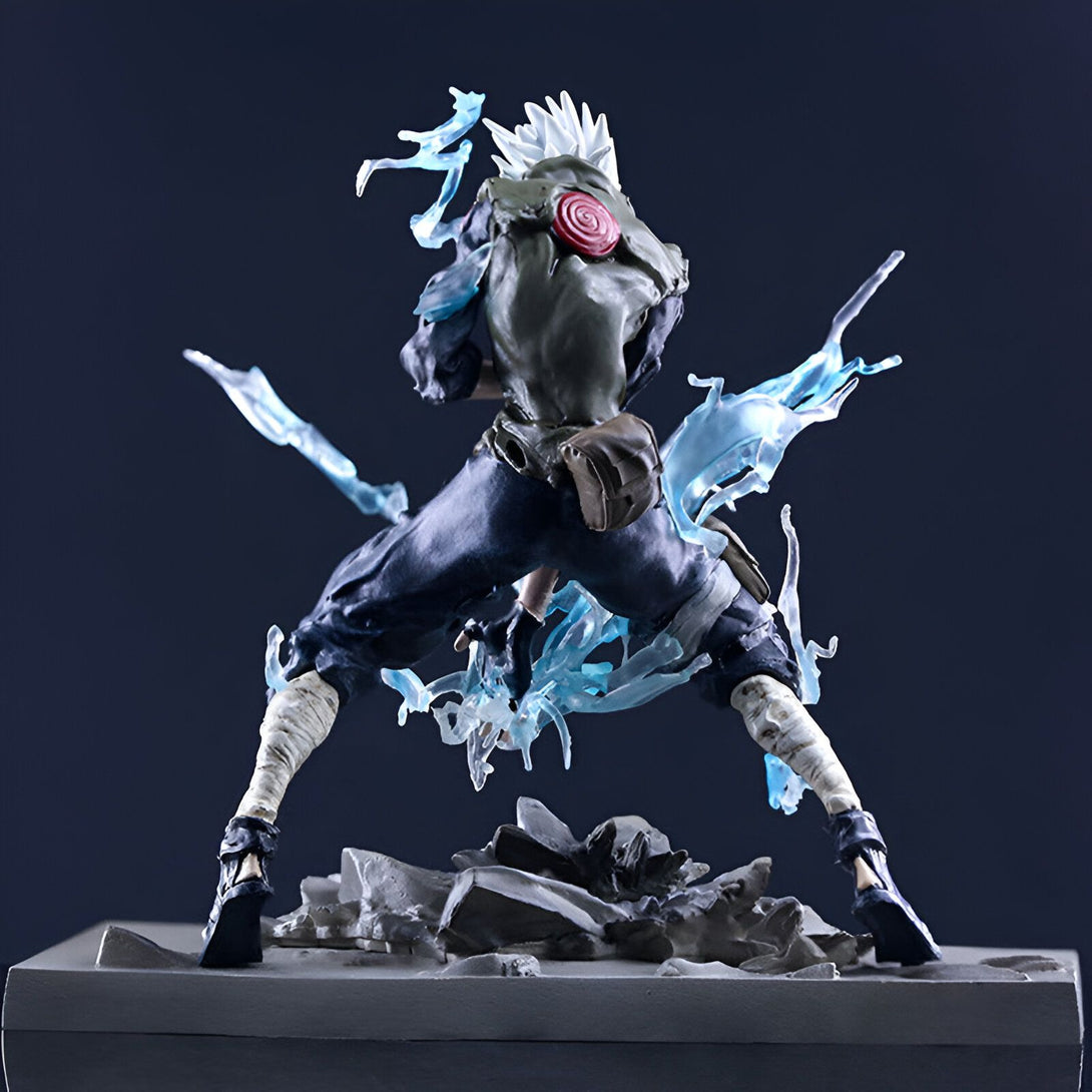 Figurine de Kakashi Hatake du manga Naruto, représenté dans une pose d'attaque avec des éclairs bleus autour de lui.
