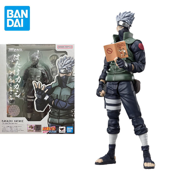 Figure de Kakashi Hatake de la série Naruto Shippuden, dans sa tenue de ninja verte et noire. Il tient un livre dans la main gauche et son masque sur la tête. La figure est issue de la collection S.H.Figuarts de Bandai.
