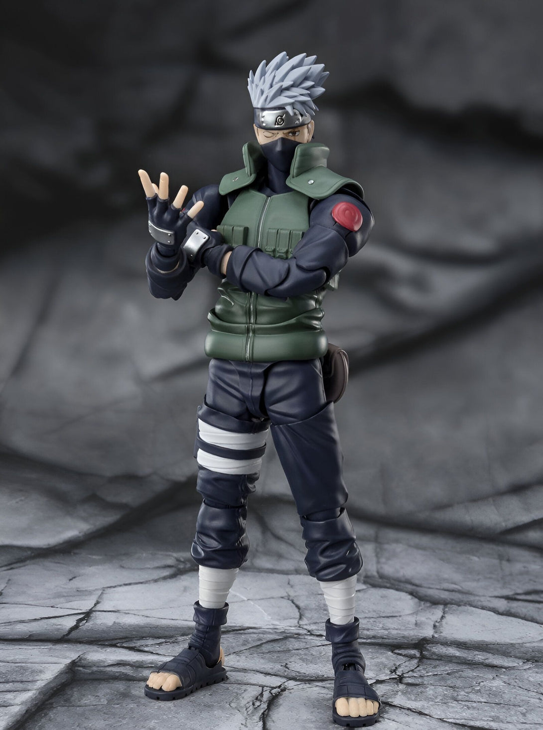 Figure de Kakashi Hatake de la série Naruto Shippuden. Il porte sa tenue verte caractéristique et son masque facial.