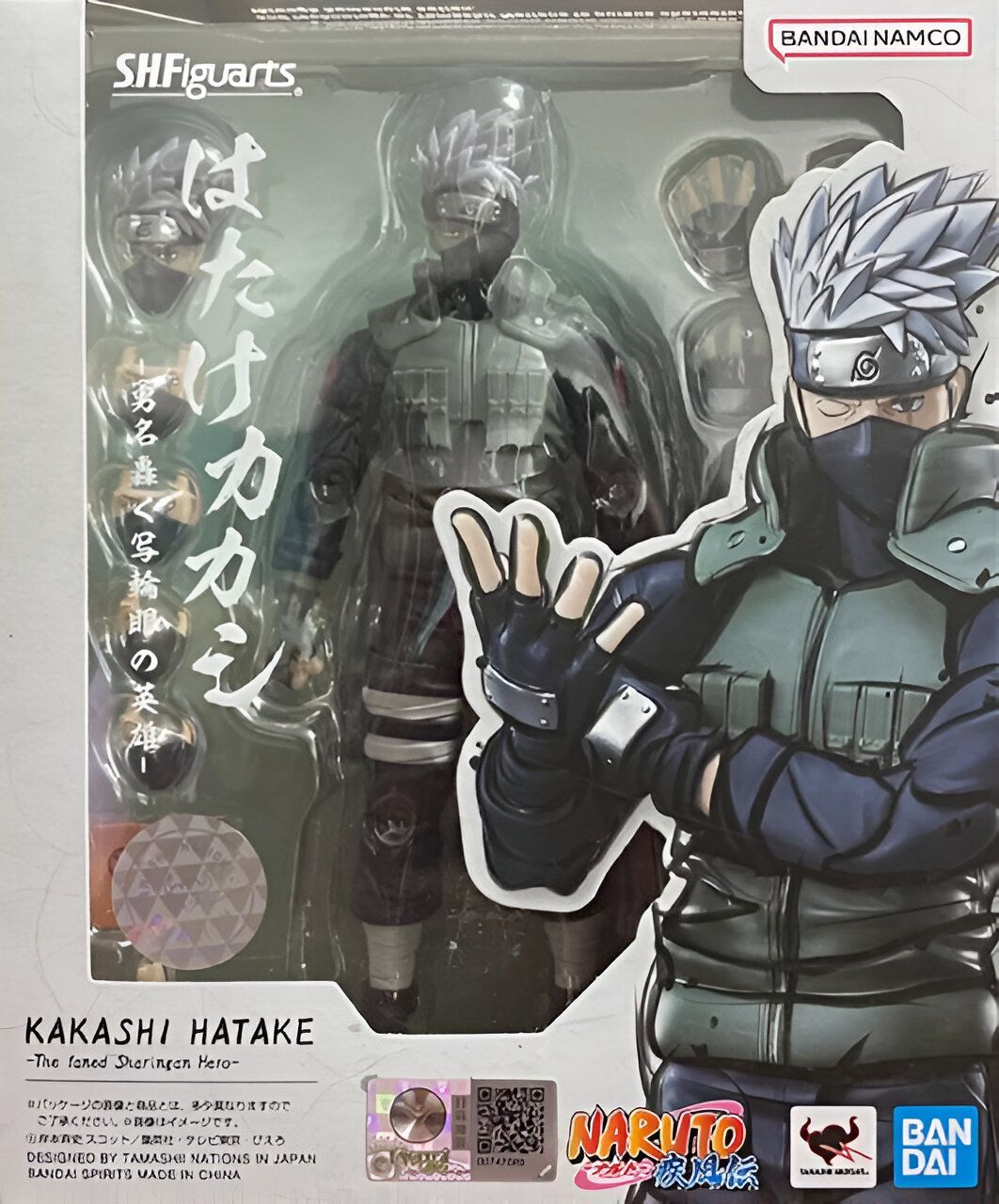 Figure de collection de Kakashi Hatake, le célèbre héros Sharingan, de la série Naruto, dans une pose dynamique et détaillée. La figurine est vendue dans une boîte avec des éléments de design et de texte en japonais.
