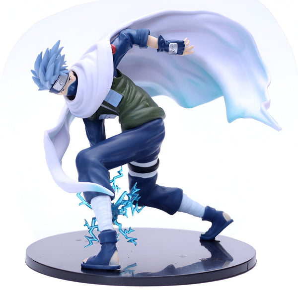 Figure de collection de Kakashi Hatake de Naruto Shippuden, avec un éclair sous ses pieds, portant une cape blanche et bleue et son bandeau frontal avec le symbole de Konoha.