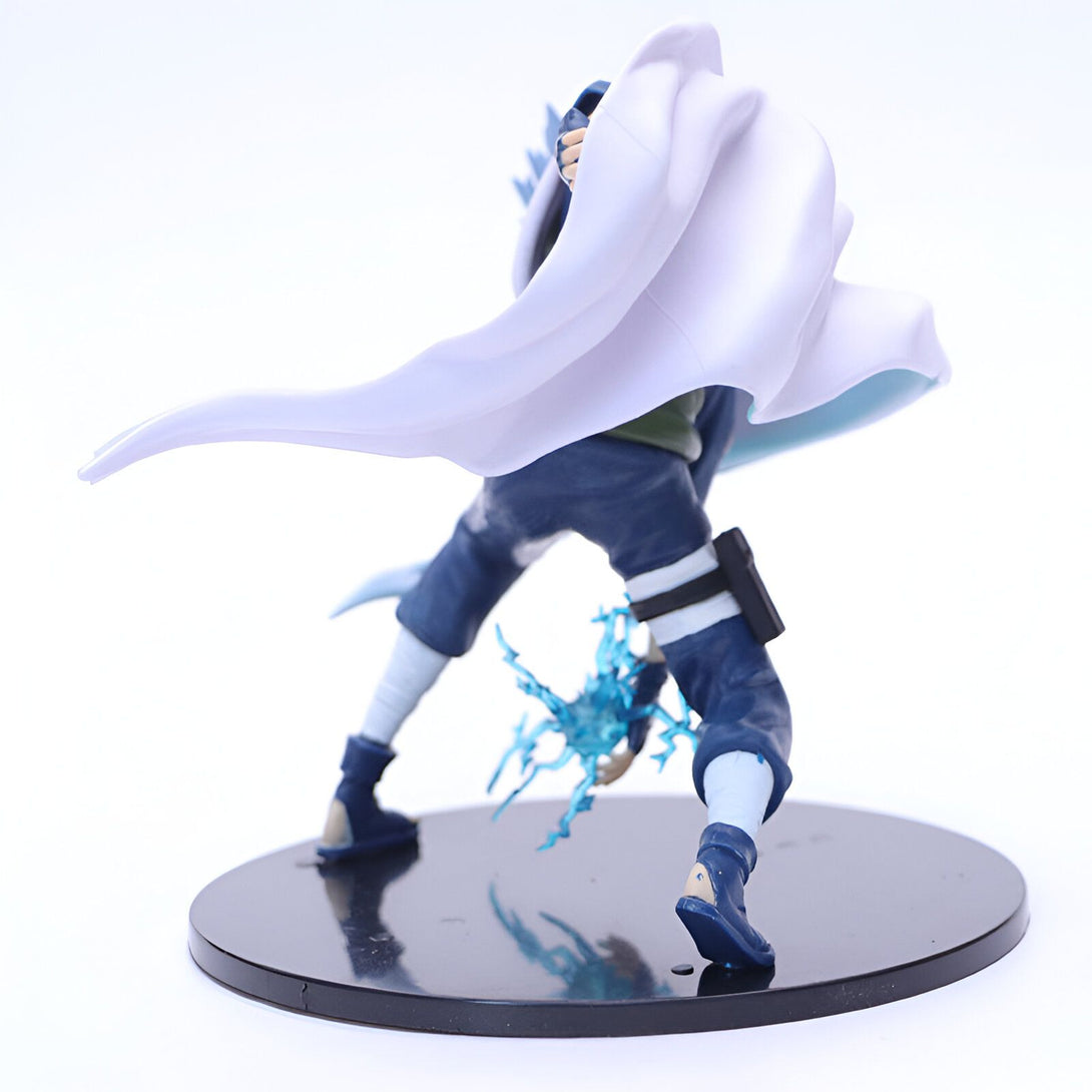 Figurine de Naruto Uzumaki en mode Sage des Six Chemins avec son manteau blanc flottant, tenant une boule de chakra bleue et se tenant sur une base noire.