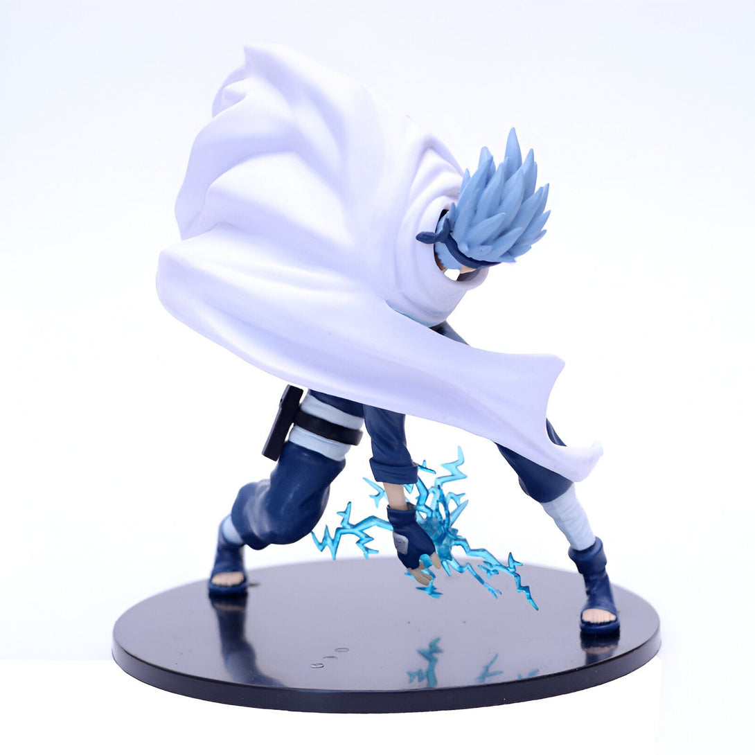 Figur de Naruto en PVC, portant un manteau blanc, les cheveux bleus et l'éclair bleu dans sa main droite.  Figure de collection Naruto.