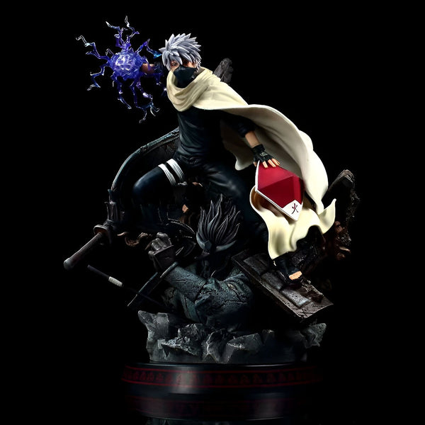 Statue de Naruto Uzumaki dans sa tenue de Hokage, utilisant son Rasengan contre un adversaire, avec un fond noir. Figurine de collection Naruto.
