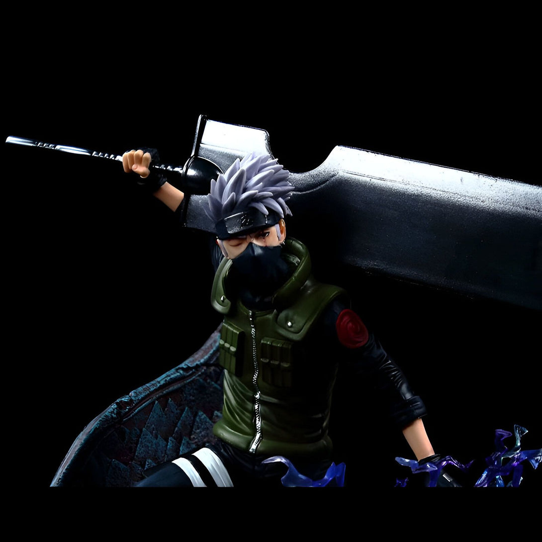 Figurine de Kakashi Hatake de Naruto Shippuden, portant son bandeau frontal et son masque, tenant une épée géante dans sa main droite. Il est assis sur une base décorative représentant le Rasengan.