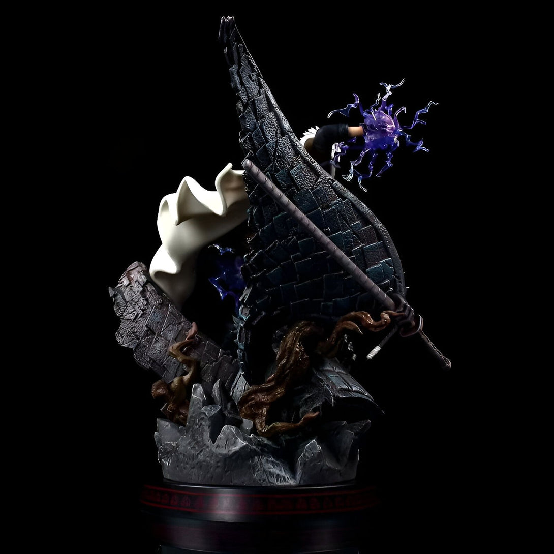 Statue de Naruto Shippuden en PVC, représentant Sasuke Uchiha dans sa forme de Rinnegan avec son épée et le Susanoo.