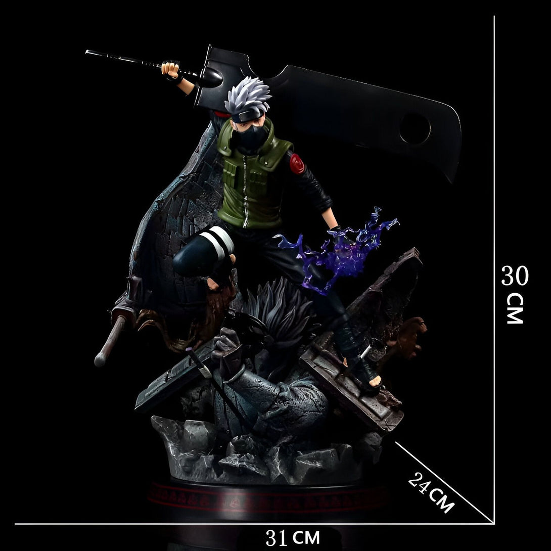 Statue de Kakashi Hatake, personnage du manga Naruto, tenant une épée. La statue est représentée sur un socle rocheux, avec des effets de combat. La statue mesure 31 cm de large, 24 cm de profondeur et 30 cm de hauteur.