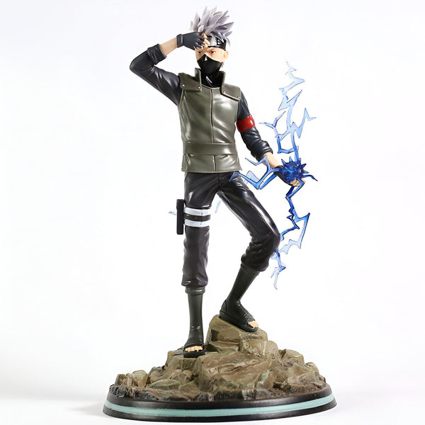 Figur de collection de Kakashi Hatake de Naruto, tenant une épée de foudre et debout sur un socle rocheux.