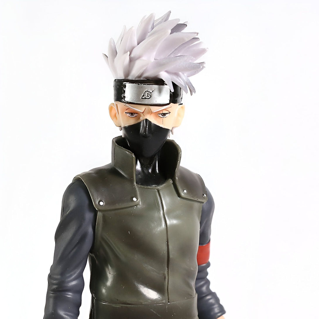 Figurine de Kakashi Hatake, un personnage de l'anime Naruto, avec ses cheveux blancs emblématiques, son bandeau frontal avec le symbole du village caché de Konoha et sa tenue de ninja verte.