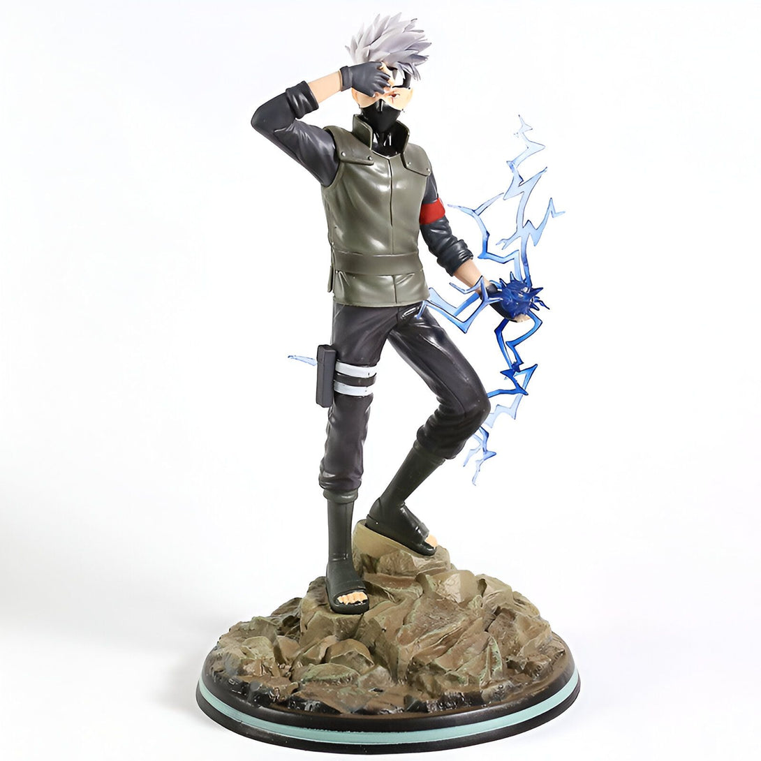 Figurine de Kakashi Hatake de l'anime Naruto, portant sa tenue emblématique et tenant un éclair bleu dans sa main. La figurine est debout sur un socle rocheux.
