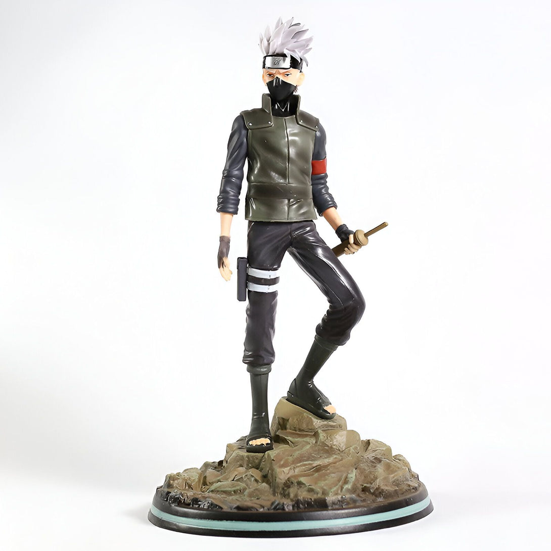 Figure de Kakashi Hatake, un personnage de l'anime Naruto, debout sur un socle rocheux. Il porte son costume de ninja, un masque facial et une bande frontale. Il tient une épée.