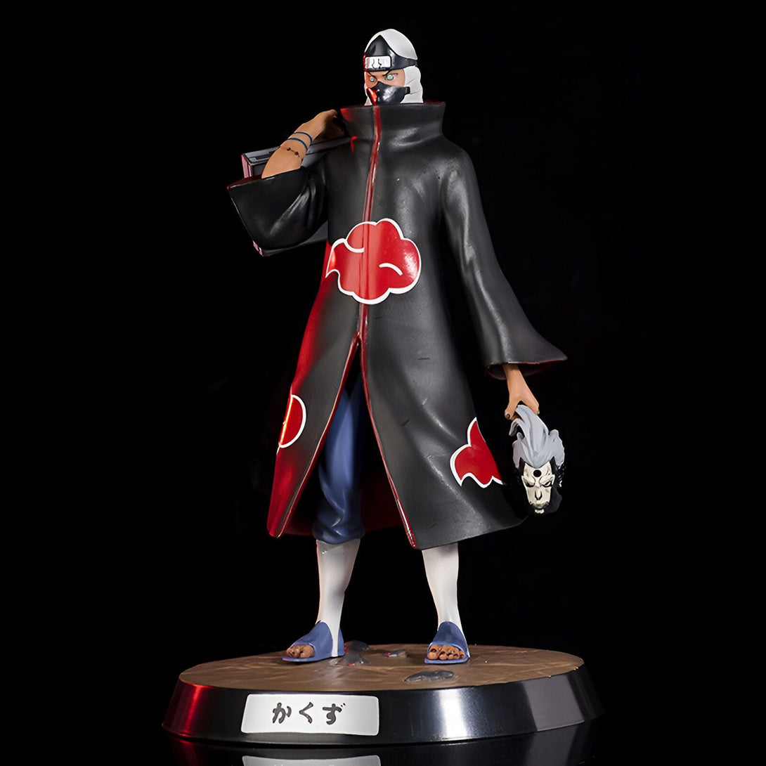 Statue de Pain, un personnage du manga et anime Naruto, tenant la tête de Yahiko, vêtu de son manteau rouge et noir orné du symbole Akatsuki.