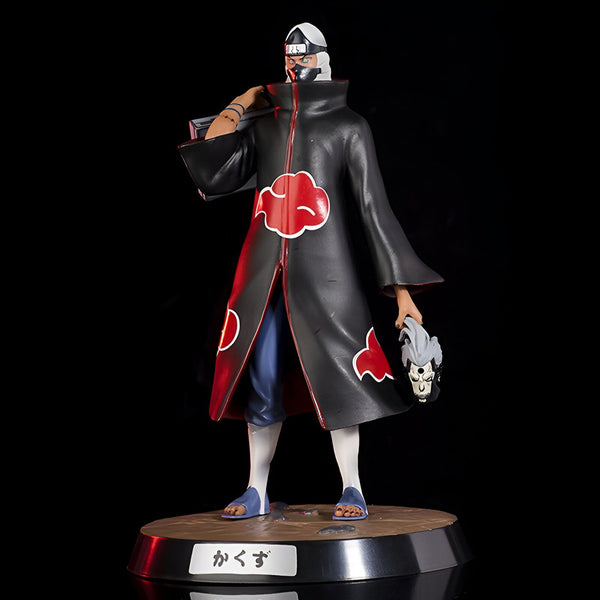 Statue de Pain, un personnage du manga et anime Naruto, tenant la tête de Yahiko, vêtu de son manteau rouge et noir orné du symbole Akatsuki.