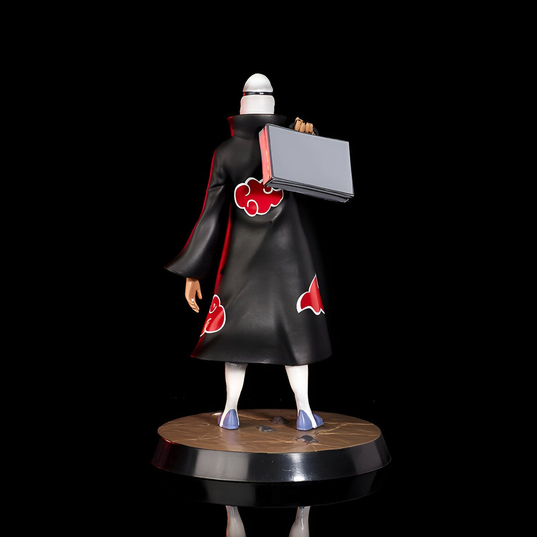 Statue de Pain, un personnage de l'anime Naruto, portant son manteau rouge avec le symbole de l'Akatsuki et tenant une mallette.