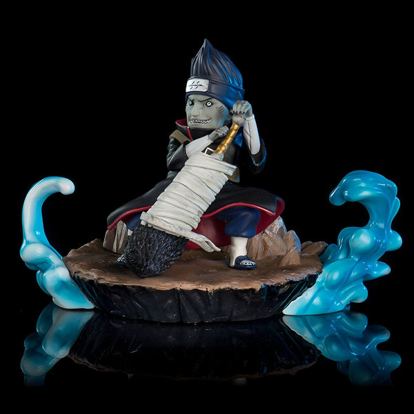 Figur de collection de Hidan, un personnage de l'anime Naruto, représenté dans sa tenue de combat avec sa faux et des effets d'eau bleus.