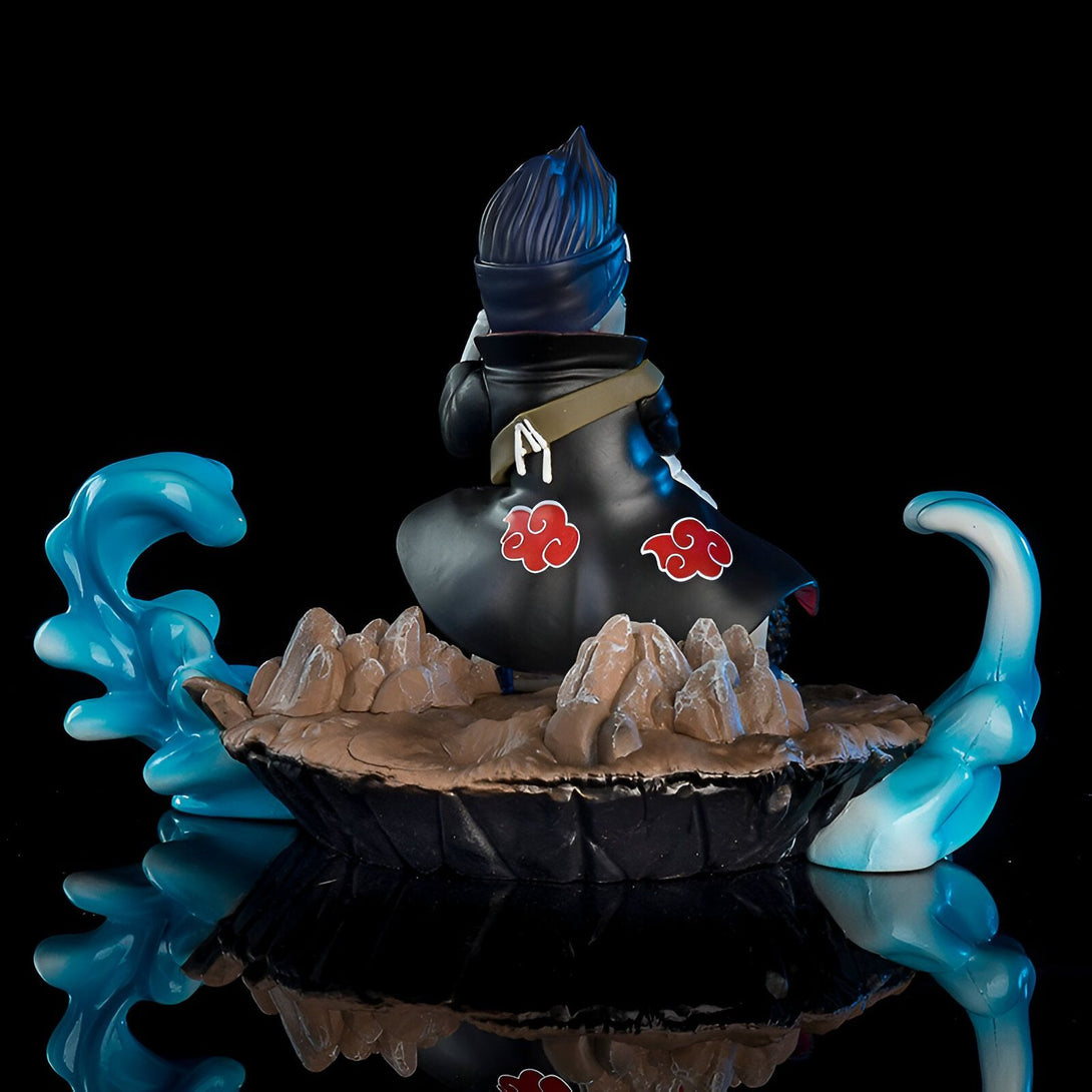 Figurine de collection de Pain, l'un des principaux antagonistes de Naruto Shippuden. Pain est représenté dans sa posture emblématique, prêt à utiliser ses pouvoirs. La figurine est posée sur un socle représentant le paysage de combat de Pain, avec des effets d'eau bleus.