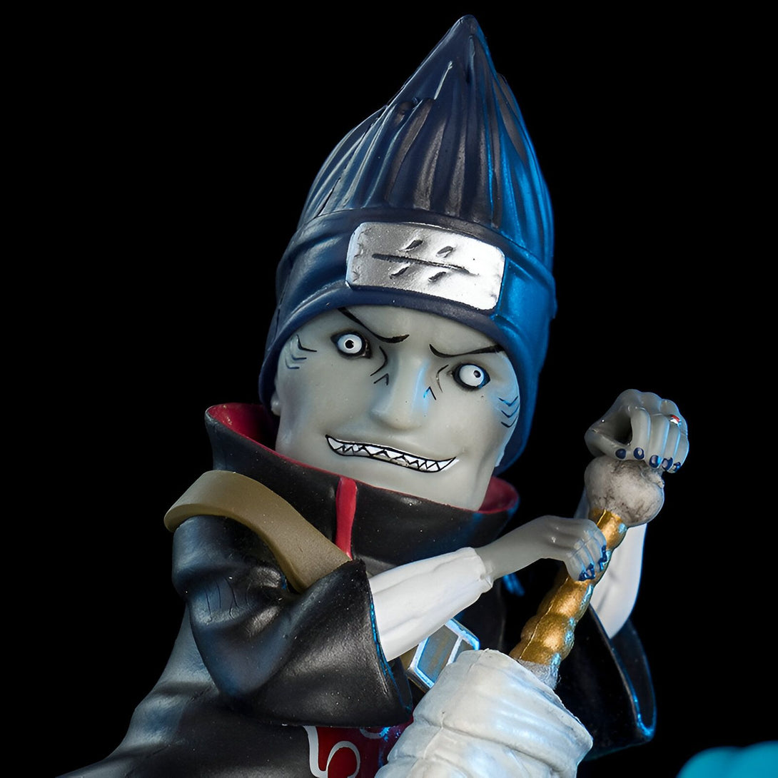 Figurino de Pain, personnage du manga et anime Naruto, représenté avec son bandeau frontal et son bâton, prêt à combattre.