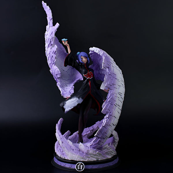 Statue de la figurine de Pain (Nagato) du manga Naruto, représentant le personnage avec ses ailes en énergie et tenant un objet bleu.