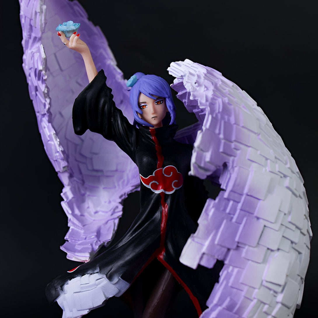Figure de Kaguya Otsutsuki du manga Naruto avec ses ailes déployées. Elle porte une robe noire avec un nuage rouge sur le dos. Elle tient un objet bleu dans sa main droite.