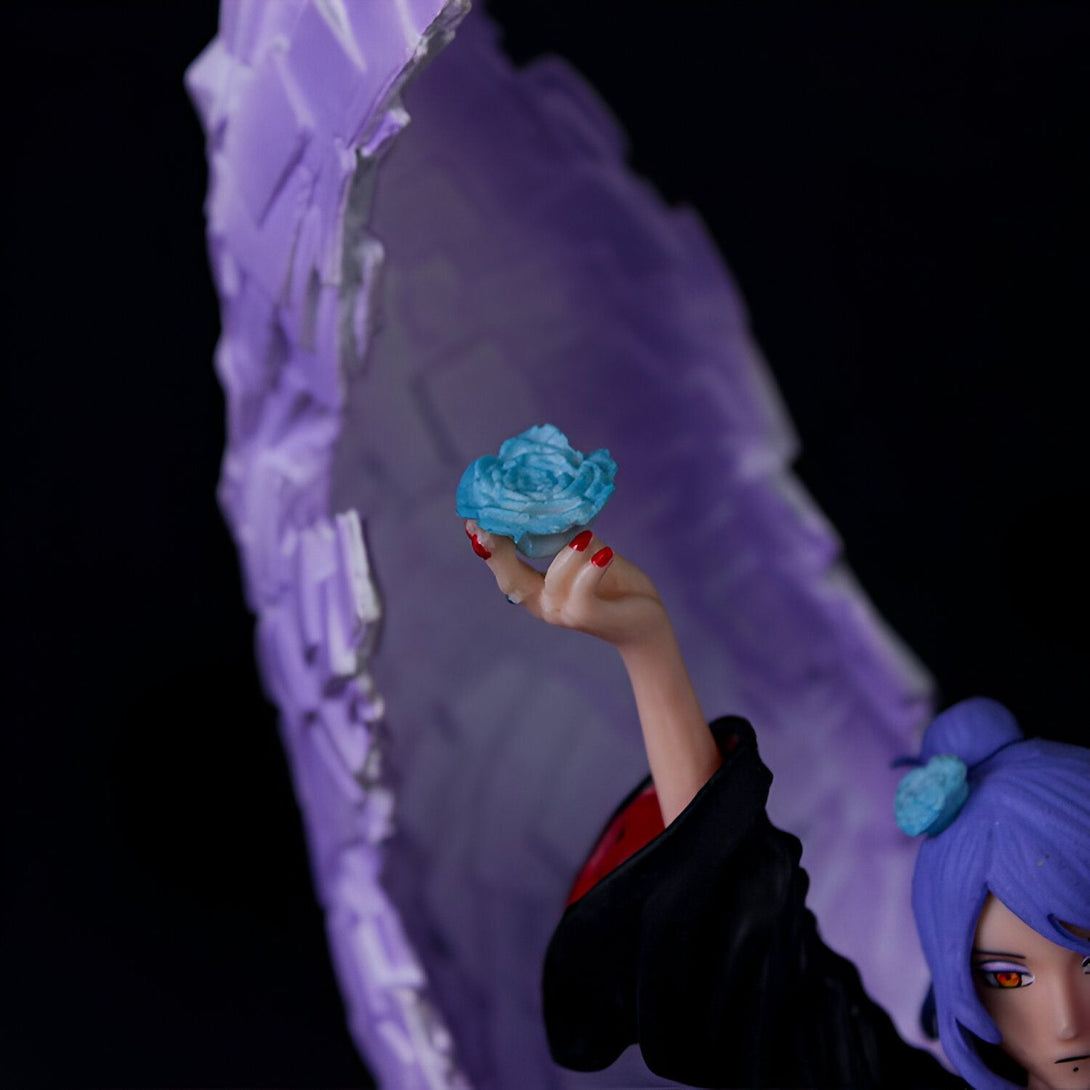Une figurine de Pain de Naruto en train de tenir une fleur bleue dans sa main droite.